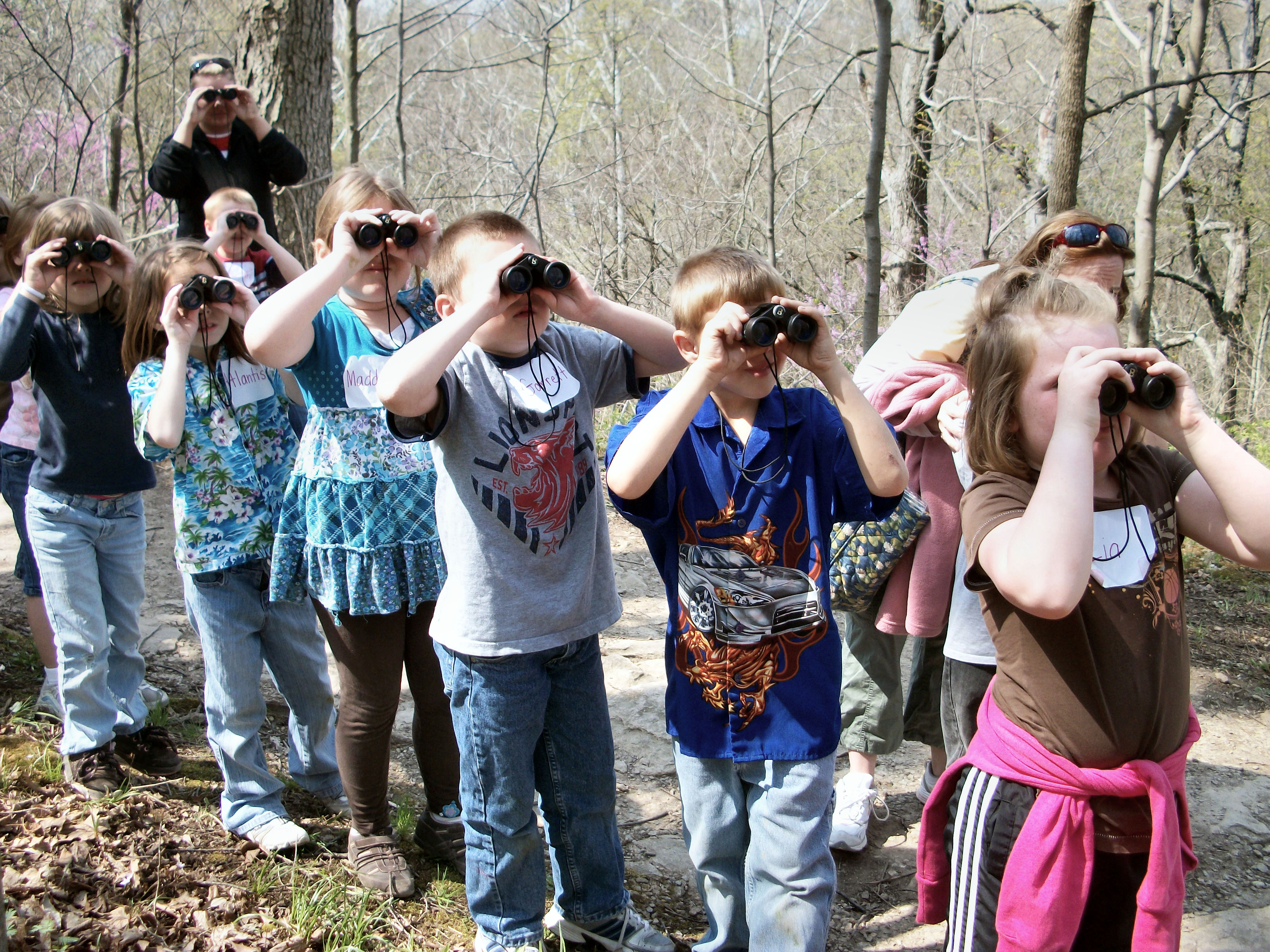 kids using binoculars